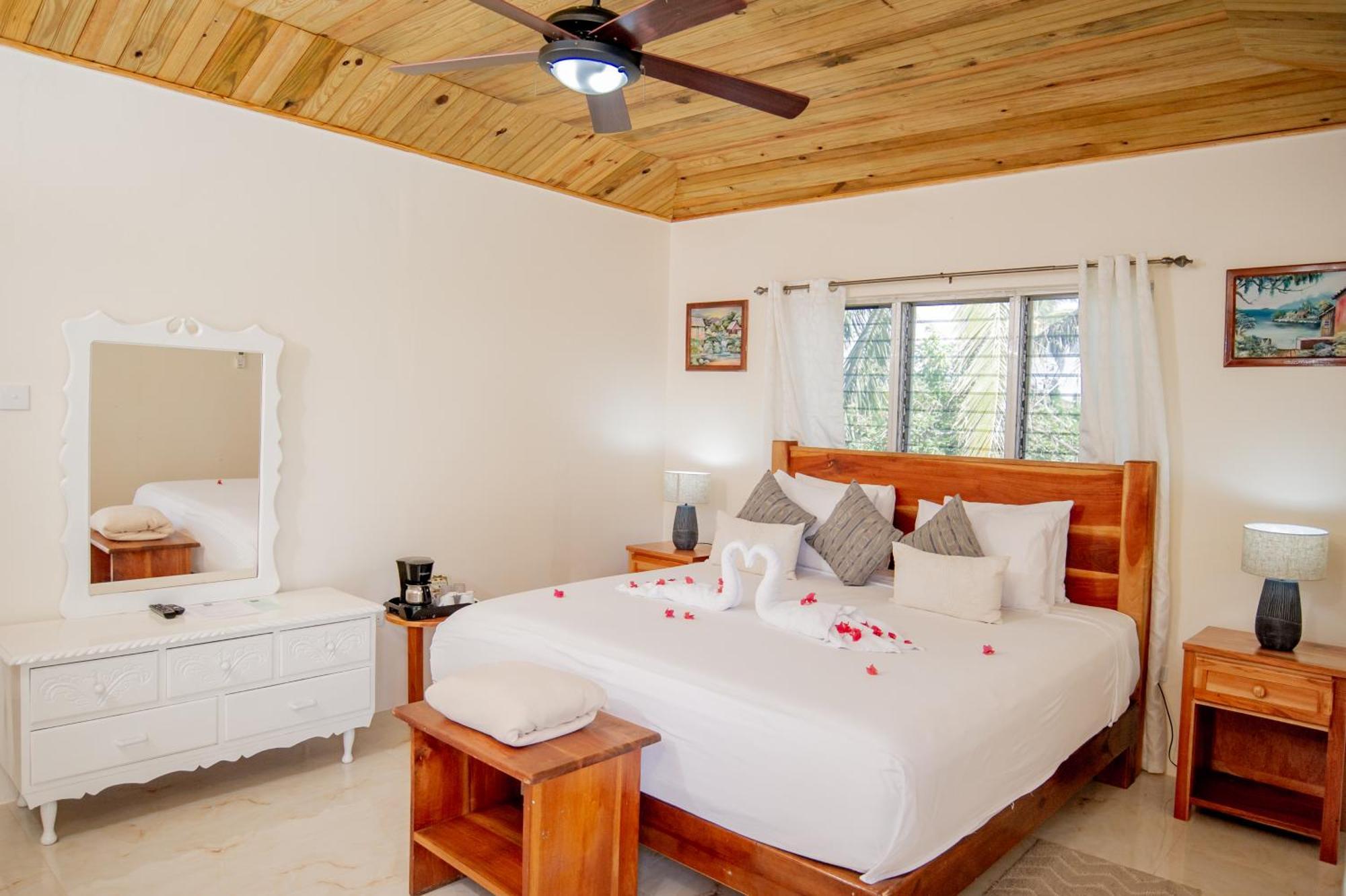 Beyond Sunset Resort & Villas Treasure Beach Esterno foto